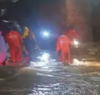 Swiggy/Zomato drivers helping people in water logged roads